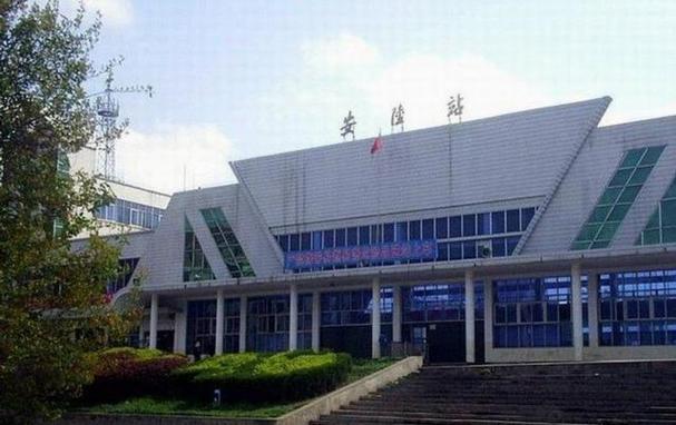 普通列车,像那种k字头或者t字头的,票价挺实惠的,还顺带处理一些货运