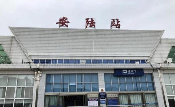 普通列车,像那种k字头或者t字头的,票价挺实惠的,还顺带处理一些货运